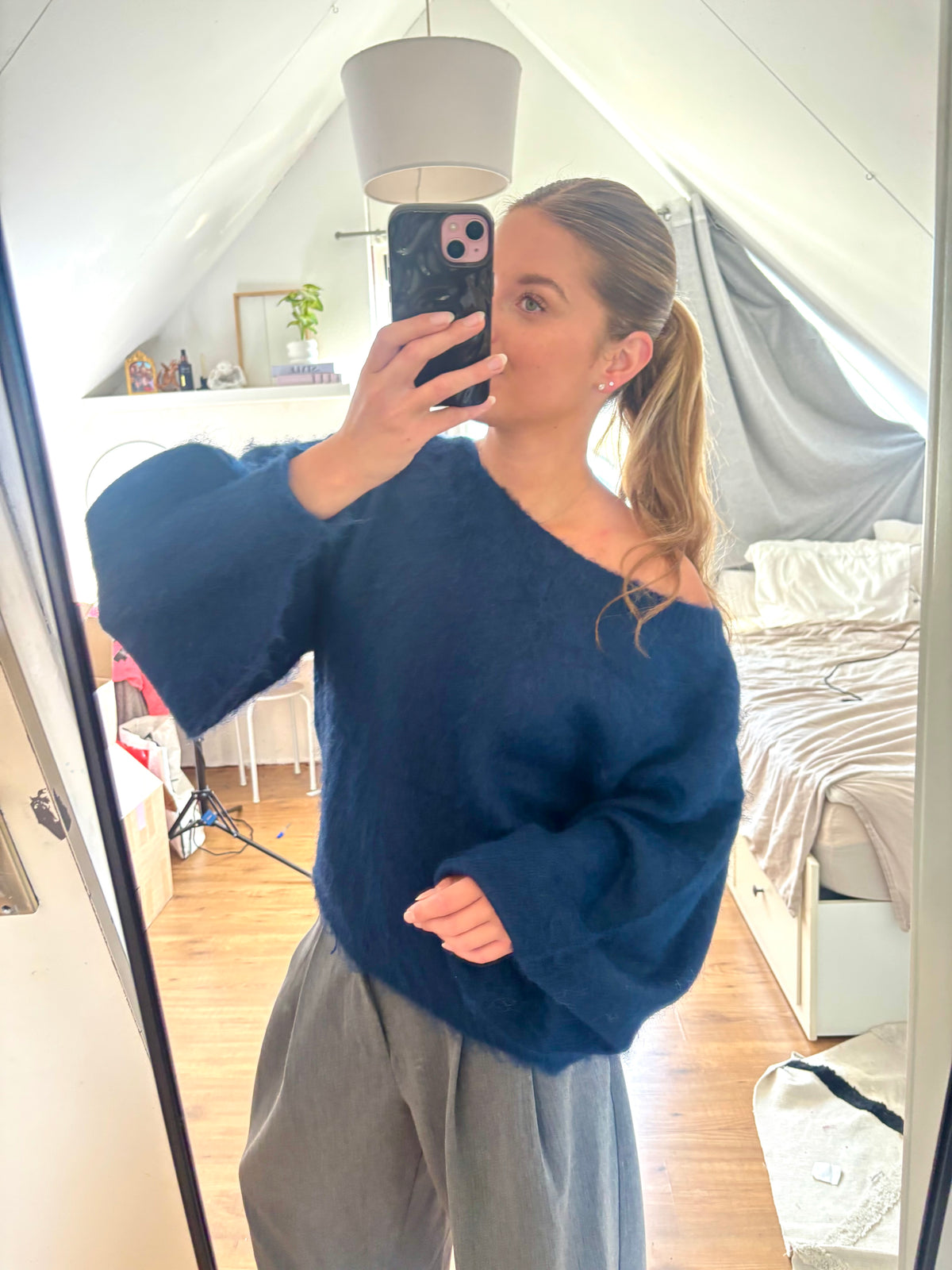 Donkerblauwe off-shoulder damestrui van ByLies met zachte gebreide structuur en wijde mouwen, trendy knitwear en cozy sweater, blauer Strickpullover en Damenmode.