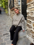 Beige damesjas met fijne streepjes, opstaande kraag en knoopsluiting, gecombineerd met een zwarte pantalon. Trendy jacket en elegant outerwear, beige Damenjacke en gemusterte Übergangsjacke van ByLies.