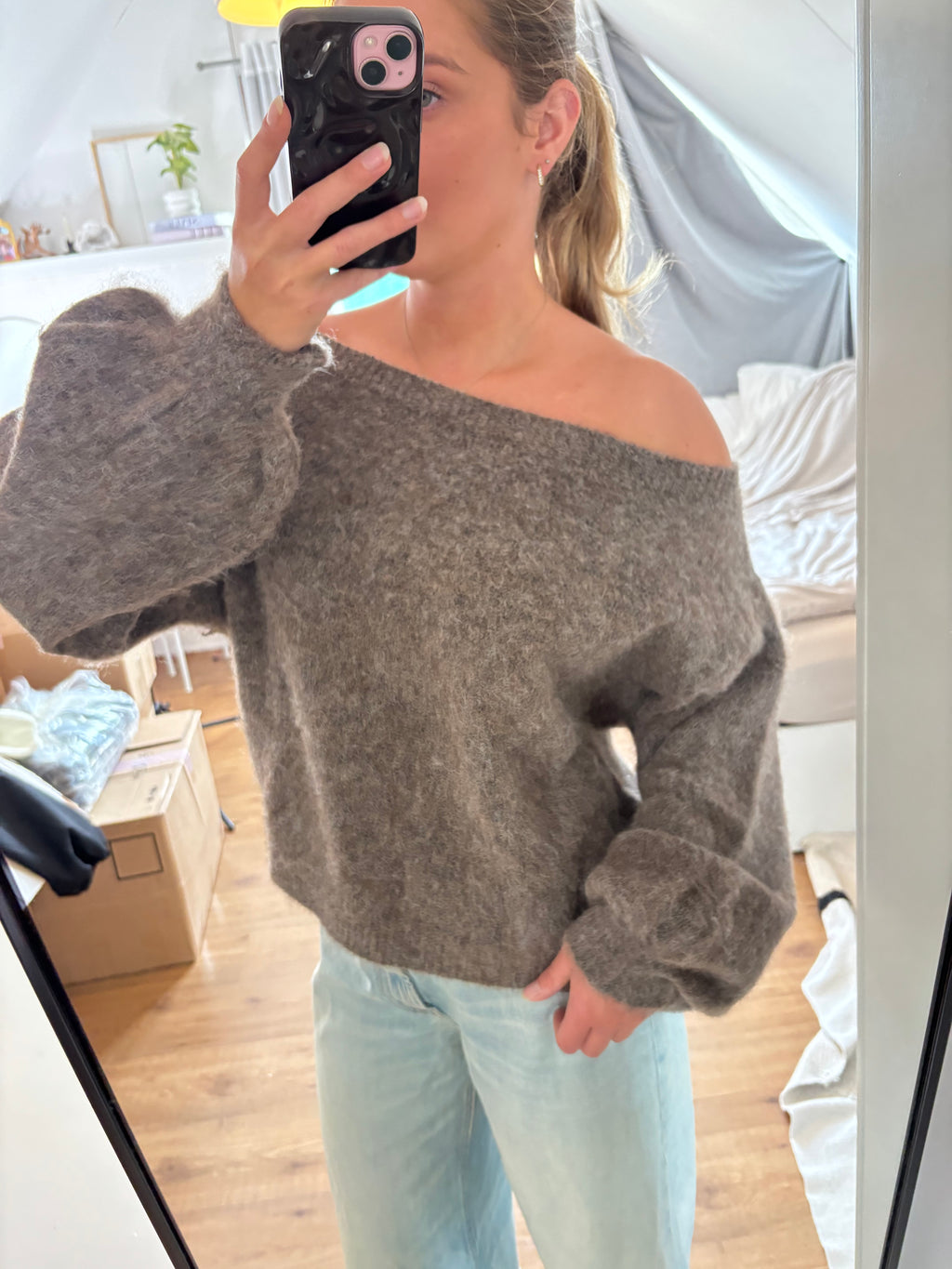 Taupekleurige off-shoulder damestrui van ByLies met zachte pluizige structuur en wijde mouwen, trendy knitwear en cozy style, schulterfreier Pullover en Damenmode.