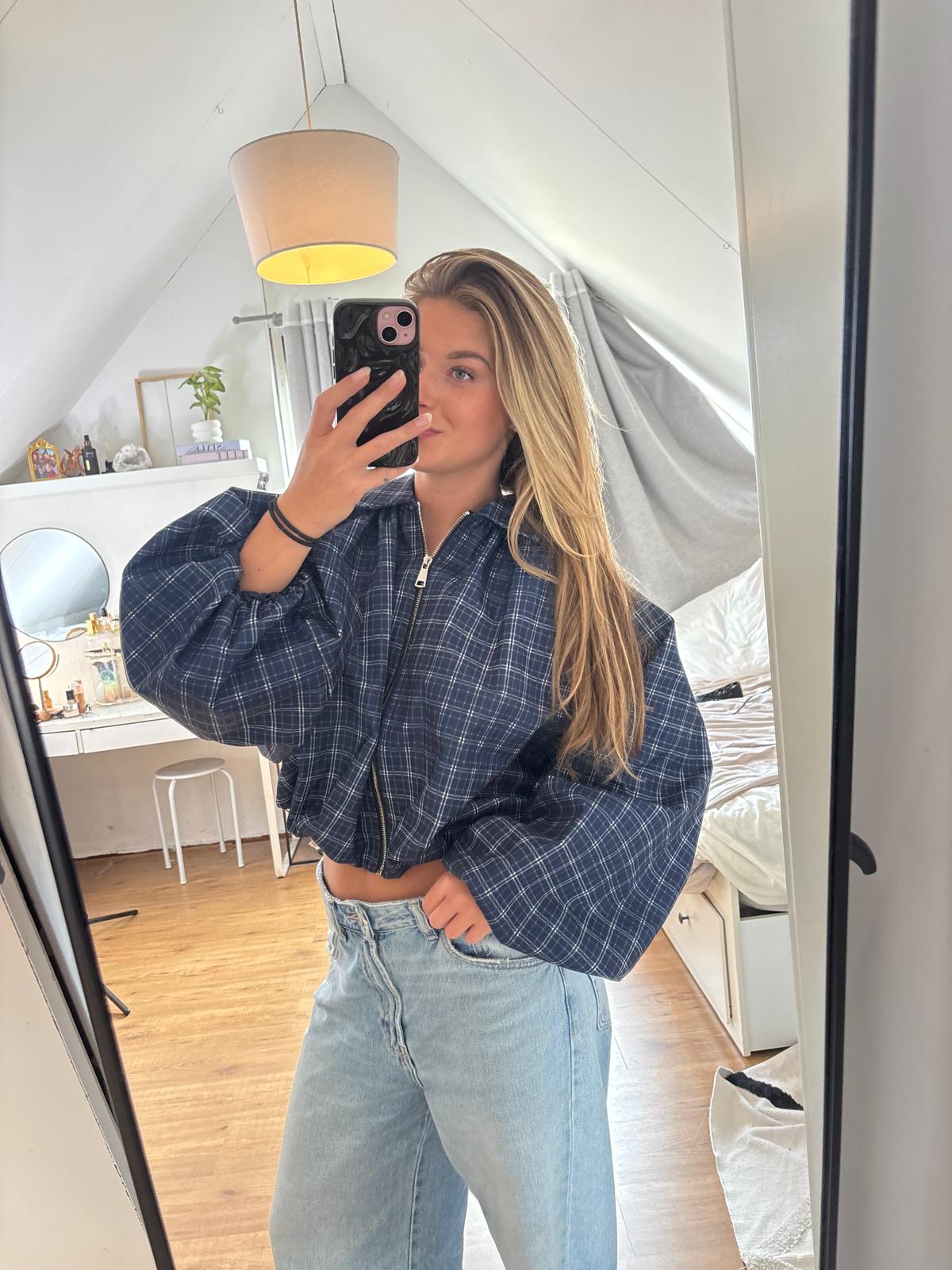 Blauwe blouse met fijn ruitpatroon, volumineuze mouwen en een korte wijde snit, stijlvolle checkered shirt en street style, blaue Bluse en kariertes Oberteil van ByLies.