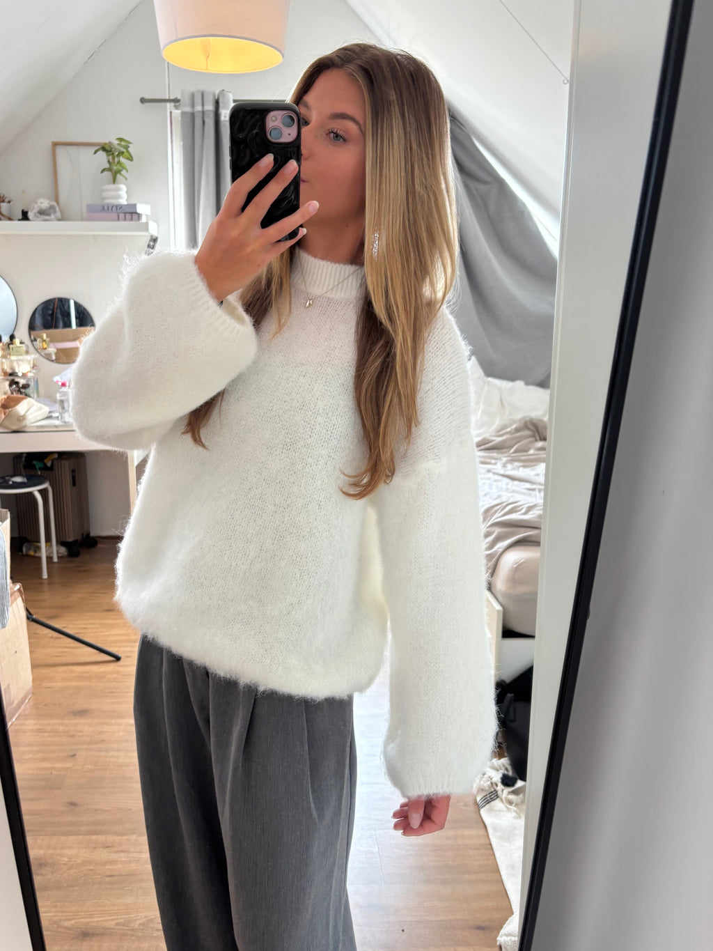 Crèmewitte damestrui met zachte fluffy afwerking, comfortabele losse pasvorm en lange mouwen, trendy soft knit en casual chic, kuscheliger Damenpullover en weiße Strickmode van ByLies.
