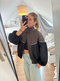 Sportieve damesjas van ByLies in chocoladebruin en zwart, met opstaande kraag en contrasterende bies, stijlvolle oversized jacket en casual streetstyle, modieuze Damenmode en zweifarbige Jacke.