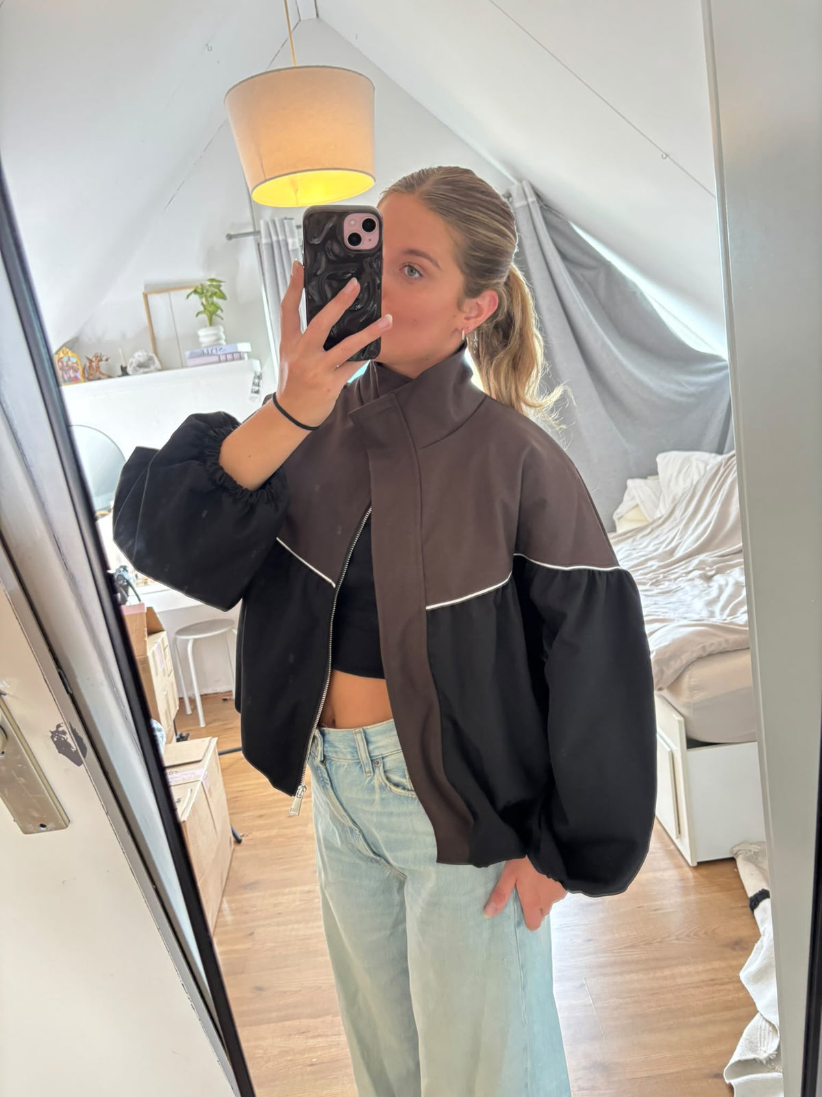 Sportieve damesjas van ByLies in chocoladebruin en zwart, met opstaande kraag en contrasterende bies, stijlvolle oversized jacket en casual streetstyle, modieuze Damenmode en zweifarbige Jacke.