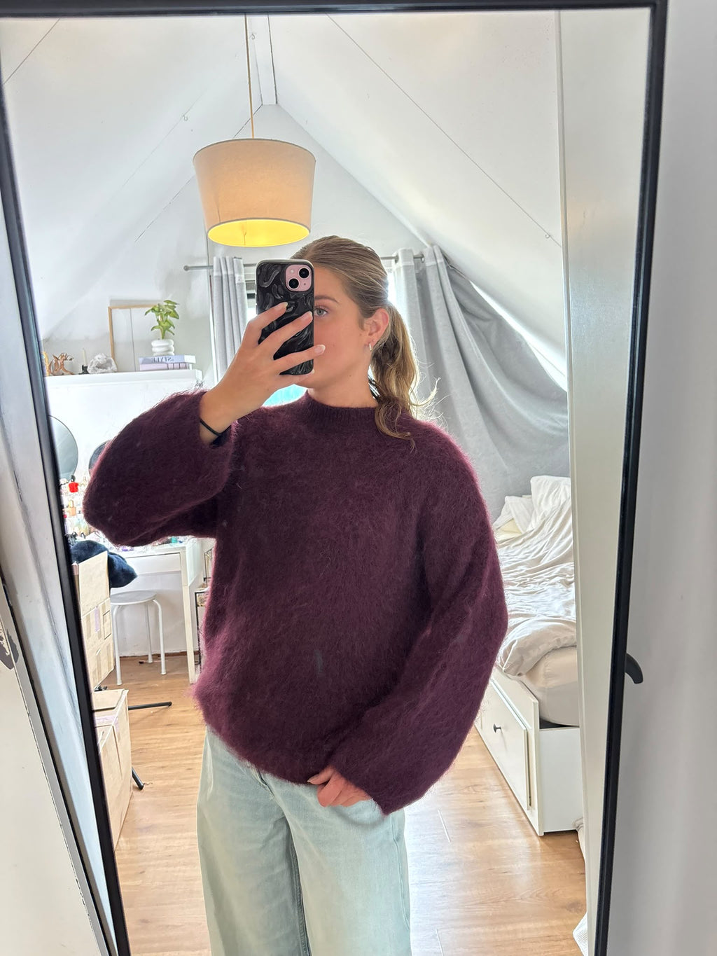 Donkerpaarse gebreide damestrui van ByLies met ronde hals en lange mouwen, zachte knitwear en cozy sweater, stijlvolle Damenmode en Strickpullover.