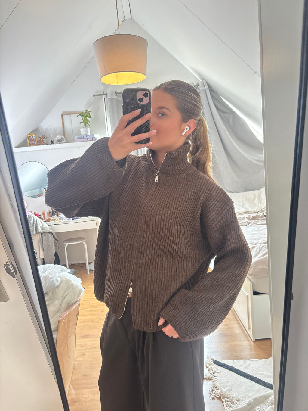 Donkerbruine grofgebreide damestrui van ByLies met hoge kraag, korte ritssluiting en wijde mouwen, trendy zip knit en oversized sweater, brauner Strickpullover en Damenmode.
