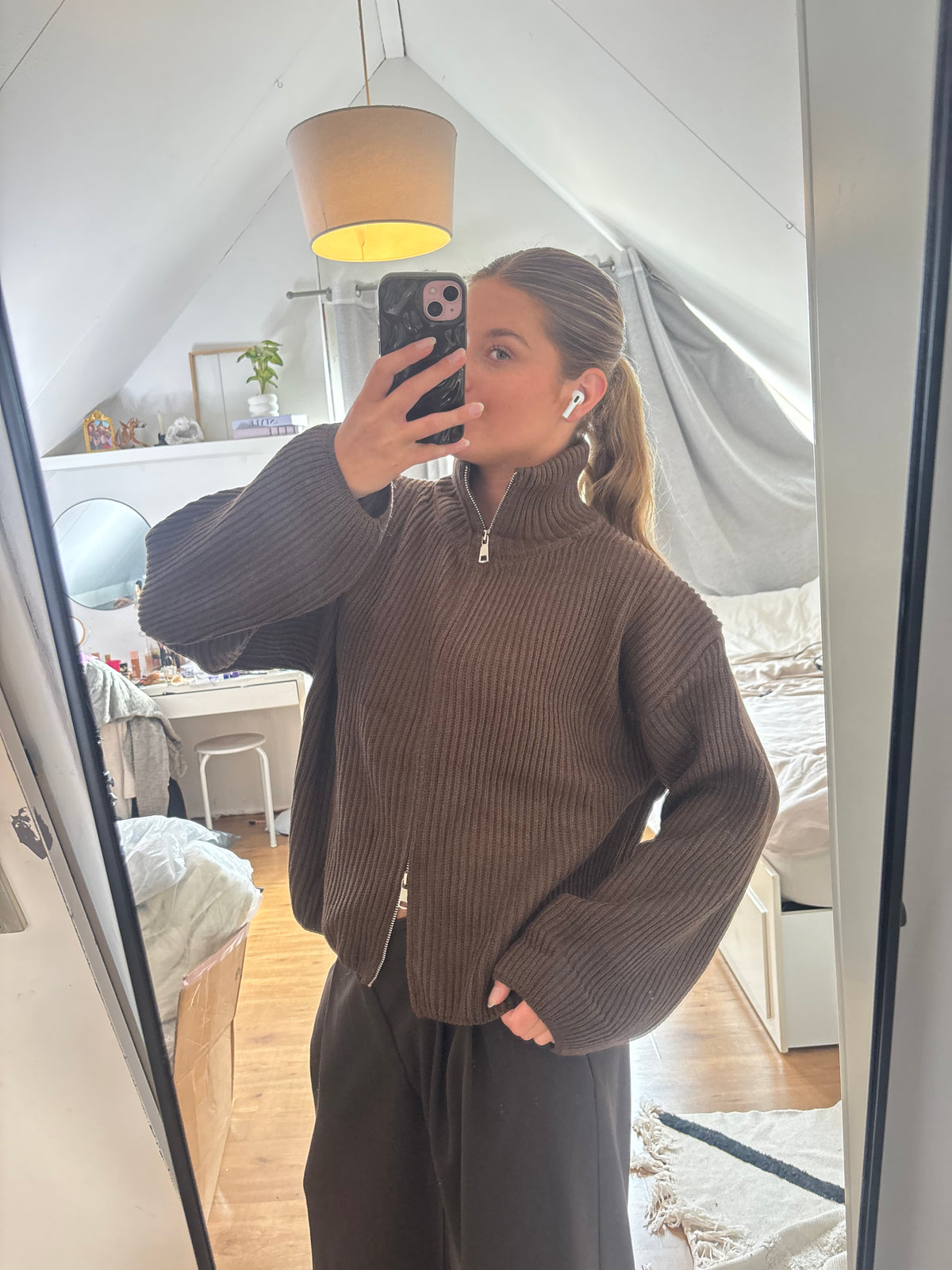 Donkerbruine grofgebreide damestrui van ByLies met hoge kraag, korte ritssluiting en wijde mouwen, trendy zip knit en oversized sweater, brauner Strickpullover en Damenmode.