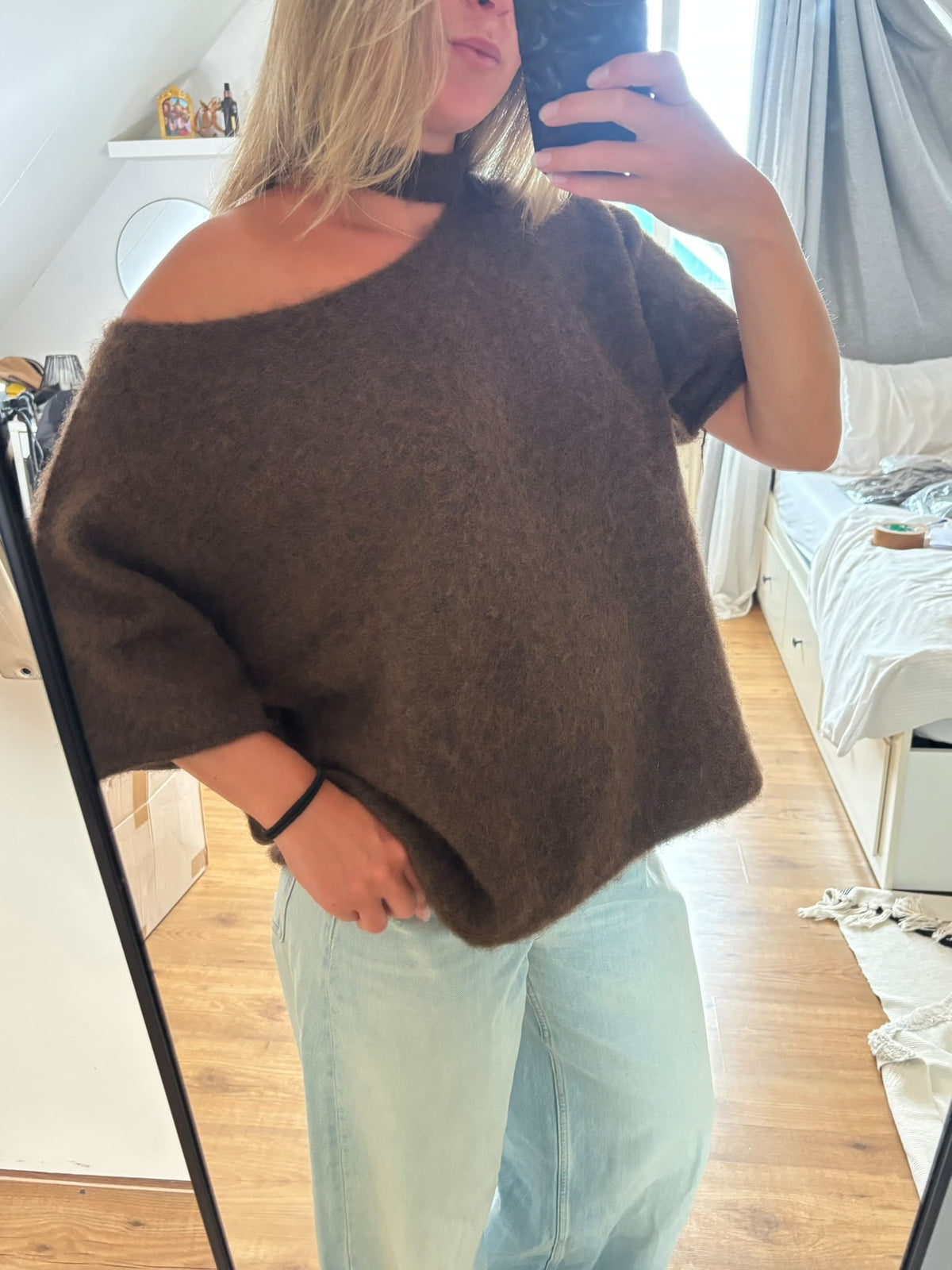 Elara bruin – stijlvolle bruine gebreide damestop van By Lies.
Bruine gebreide damestrui met blote schouder en comfortabele wijde pasvorm, cozy knitwear en autumn style, brauner Strickpullover en Damenmode.