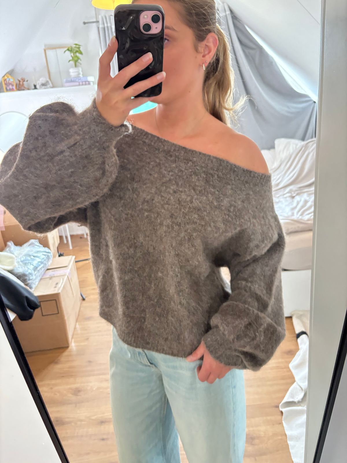 Grijsbruine gebreide damestrui met blote schouder, losse pasvorm en lange ballonmouwen, stijlvolle off-shoulder sweater en casual chic, grauer Strickpullover en Strickmode van ByLies.