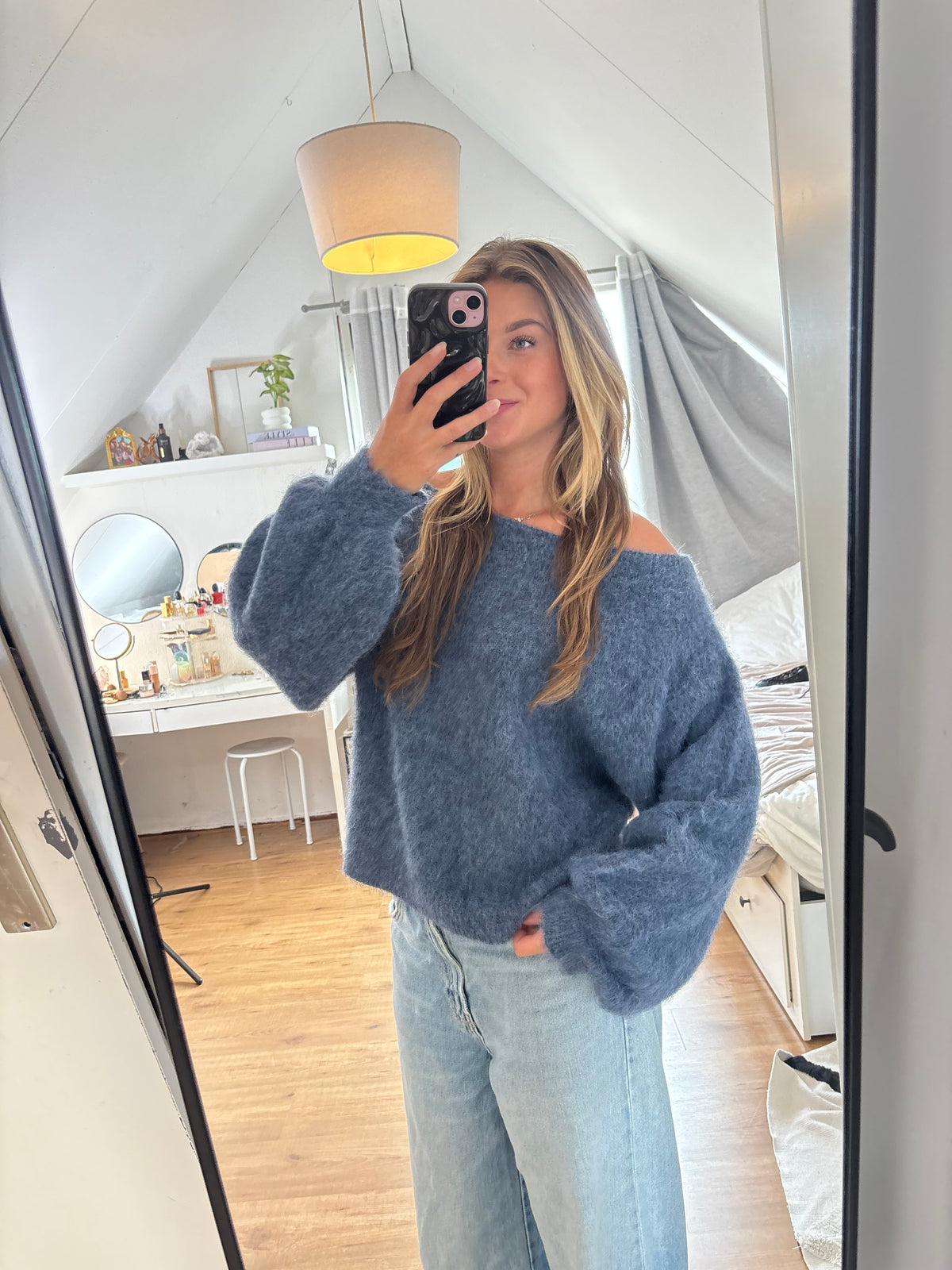 Pastelblauwe gebreide damestrui met blote schouder en comfortabele losse pasvorm, stijlvolle off-shoulder sweater en casual chic, schulterfreier Pullover en hellblaue Strickmode van ByLies.