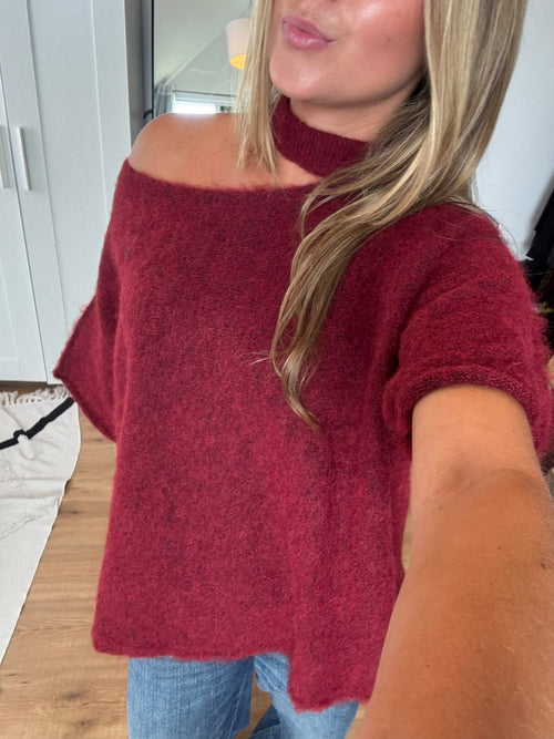 Elara bordeaux – stijlvolle bordeauxrode gebreide damestop van By Lies.
Bordeauxrode gebreide off-shoulder damestrui van ByLies met korte wijde mouwen en halsband, zachte knitwear en chic style, schulterfreier Pullover en Damenmode.