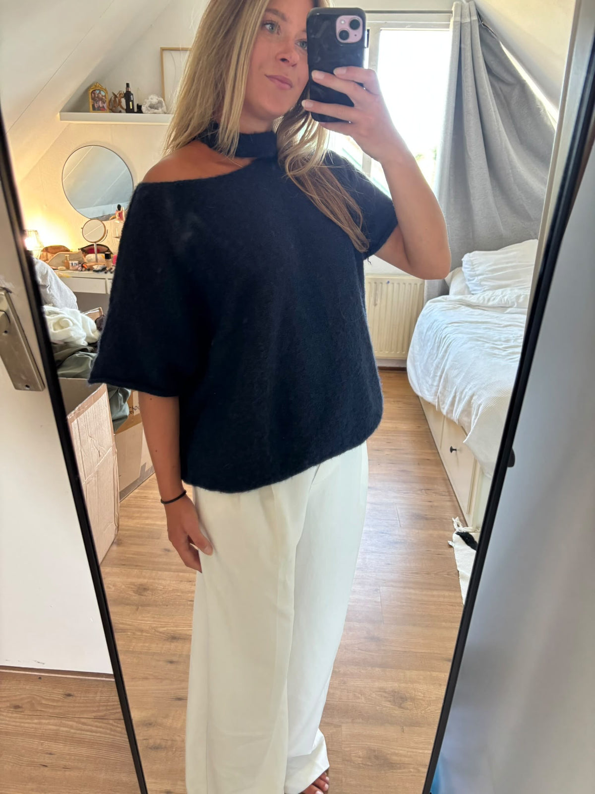 Elara zwart – zachte fluffy gebreide damestrui met asymmetrische one-shoulder hals en oversized pasvorm van By Lies.