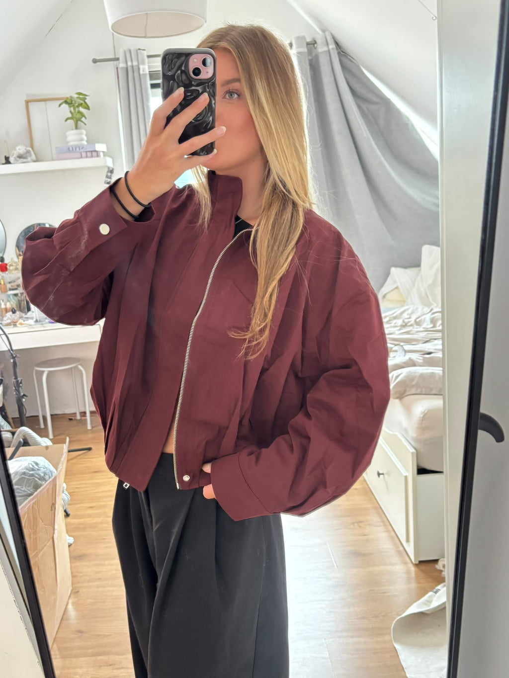 Bordeauxbruine oversized damesjas van ByLies met zilverkleurige ritssluiting en wijde mouwen, trendy bomber jacket en streetwear, bordeauxrote Damenjacke en Übergangsjacke.