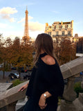 Elara zwart – zachte fluffy gebreide damestrui met asymmetrische one-shoulder hals en oversized pasvorm van By Lies.