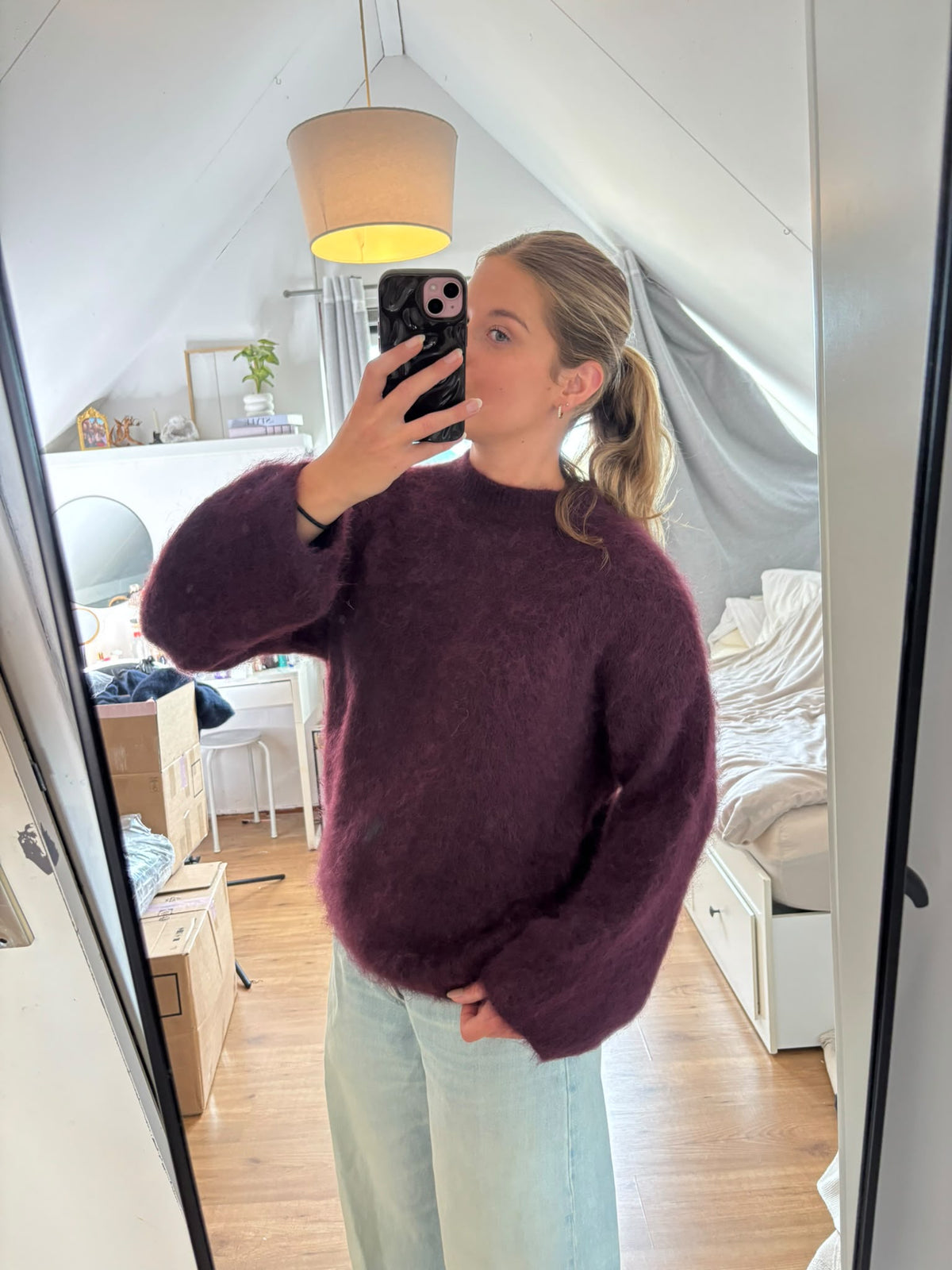 Auberginekleurige damestrui met zachte pluizige structuur en comfortabele losse pasvorm, trendy fluffy knit en casual style, modieuze Damenpullover en Kuschelstrick van ByLies.