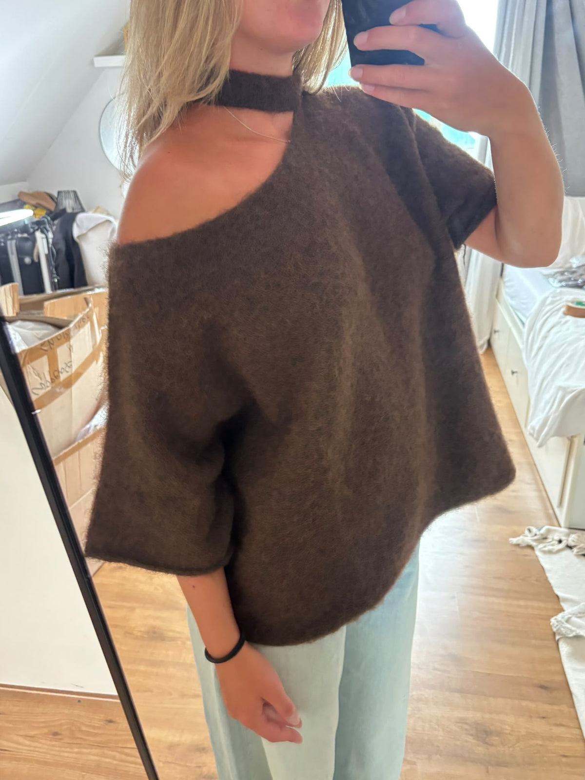 Elara bruin – stijlvolle bruine gebreide damestop van By Lies.
Bruine gebreide damestrui met blote schouder en comfortabele wijde pasvorm, cozy knitwear en autumn style, brauner Strickpullover en Damenmode.