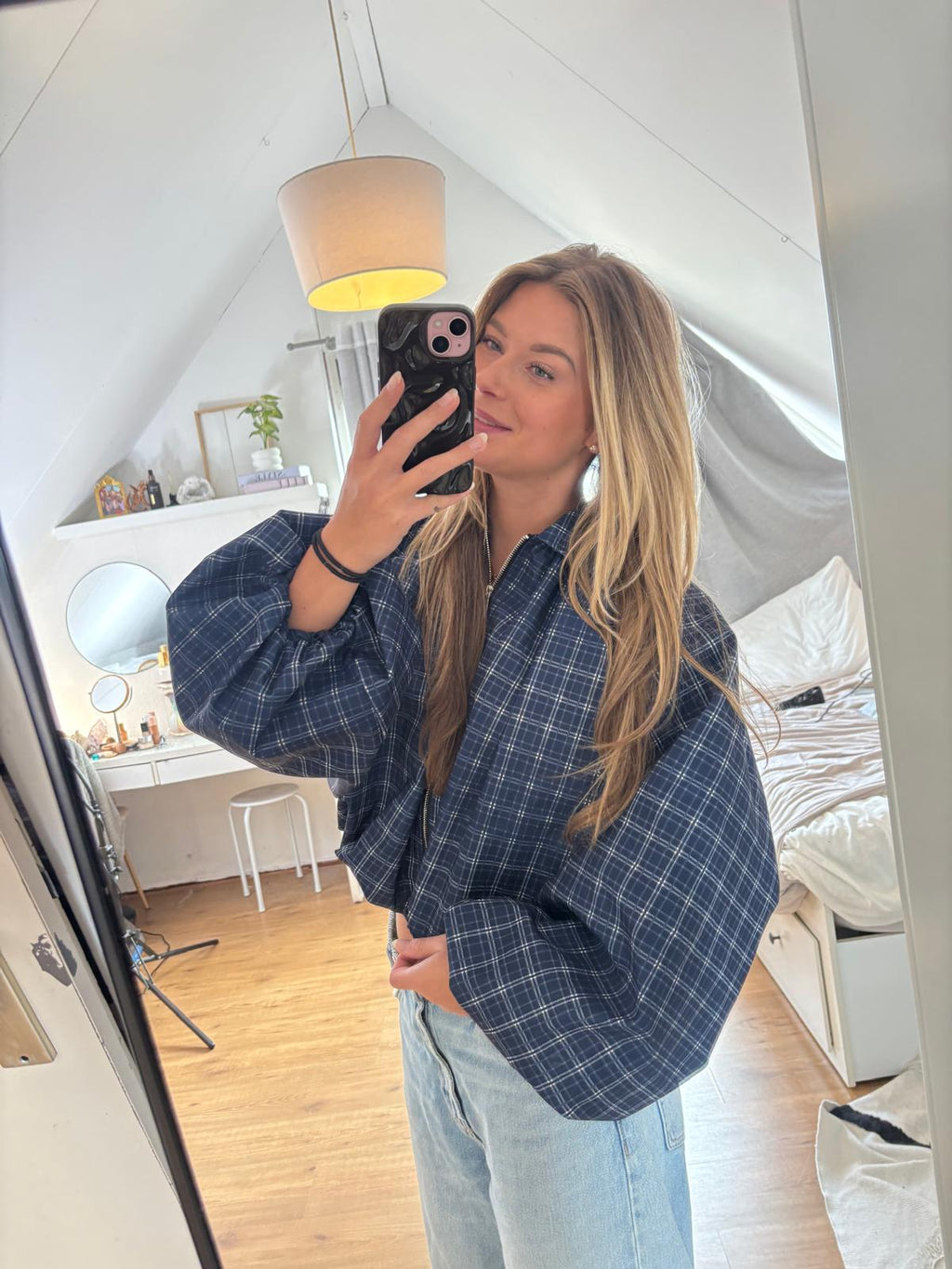 Donkerblauwe geruite damesblouse van ByLies met wijde ballonmouwen en een losse pasvorm, trendy plaid blouse en casual fashion, karierte Damenbluse en Damenmode.