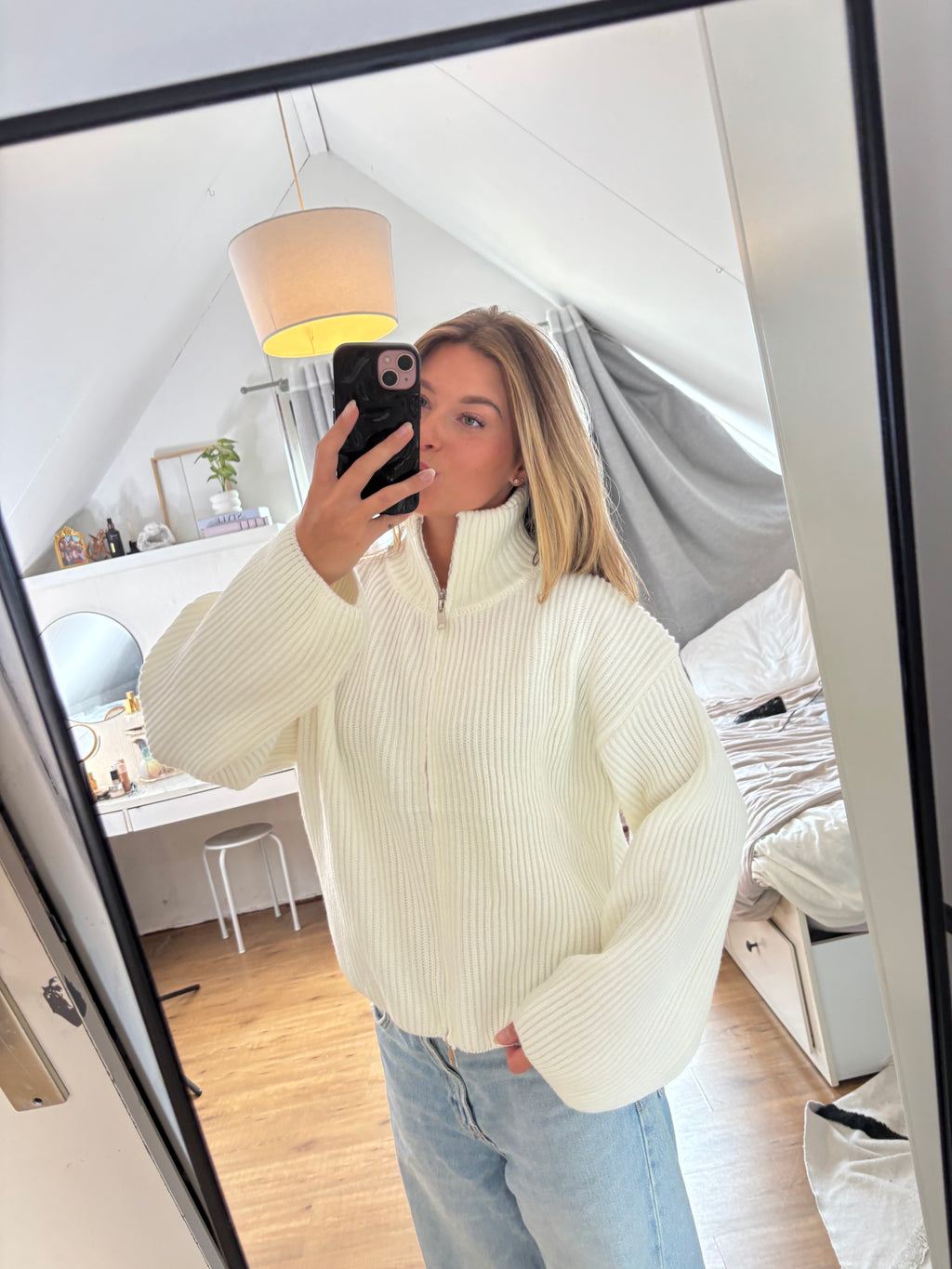 Crèmewitte grofgebreide damestrui met opstaande kraag en korte rits, comfortabele zip knit en casual style, weißer Damenpullover en Strickmode van ByLies.