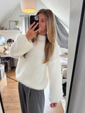 Witte gebreide damestrui van ByLies met hoge ronde hals, zachte pluizige structuur en lange mouwen, elegante knitwear en cozy sweater, weißer Strickpullover en Damenmode.