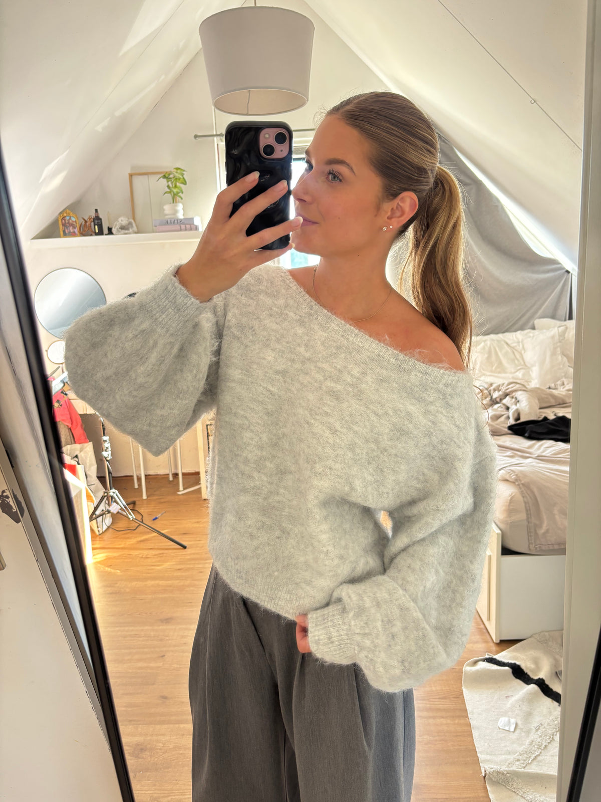 Zachtgrijze damestrui met een asymmetrische halslijn en losse pasvorm, stijlvolle off-shoulder sweater en casual chic, schulterfreier Pullover en graue Strickmode van ByLies.