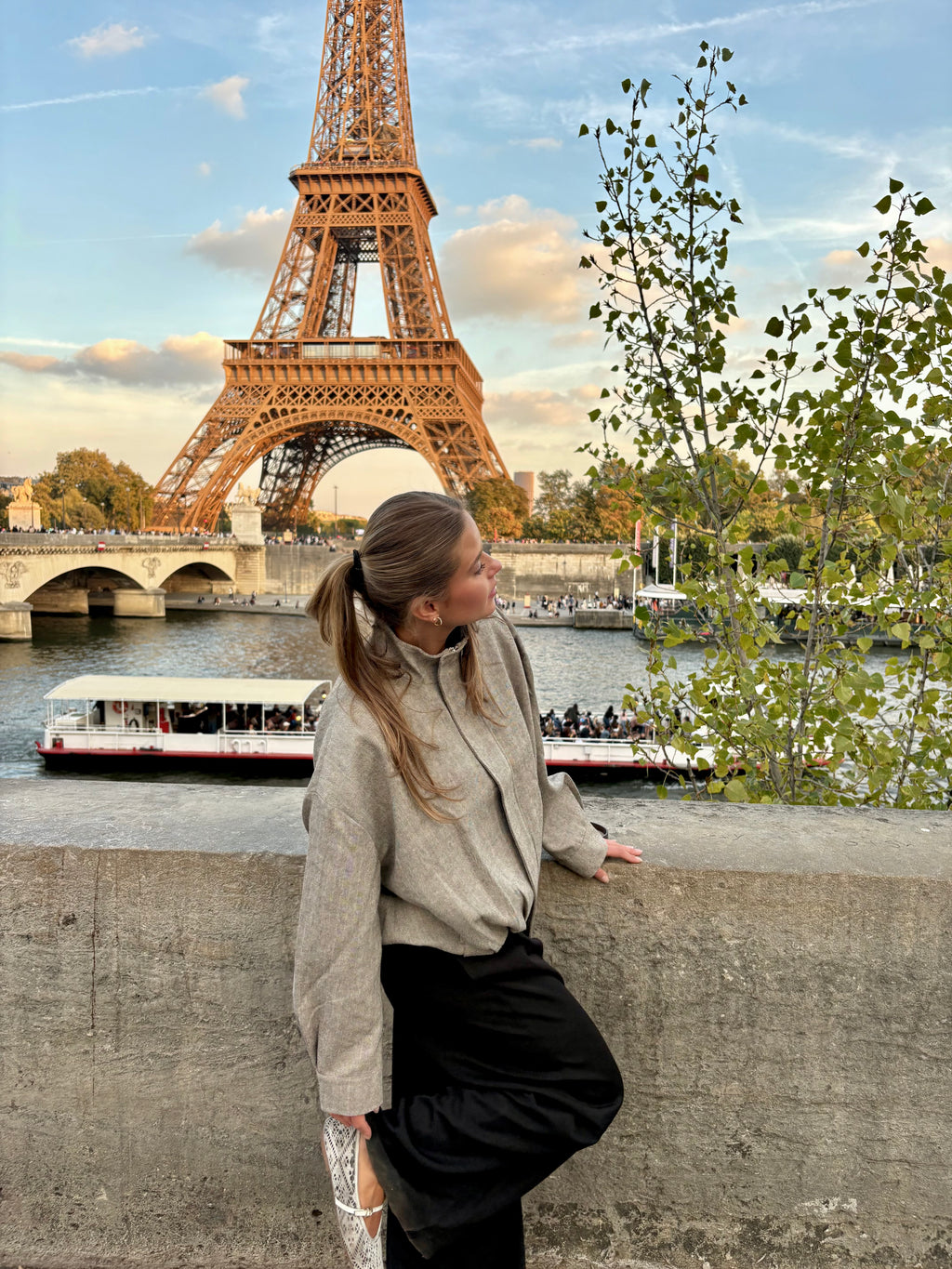 Beige damesjas met fijne lichte streepjes en een elegante structuur, stijlvolle outerwear en chic style, modieuze Damenjacke en Übergangsjacke van ByLies.