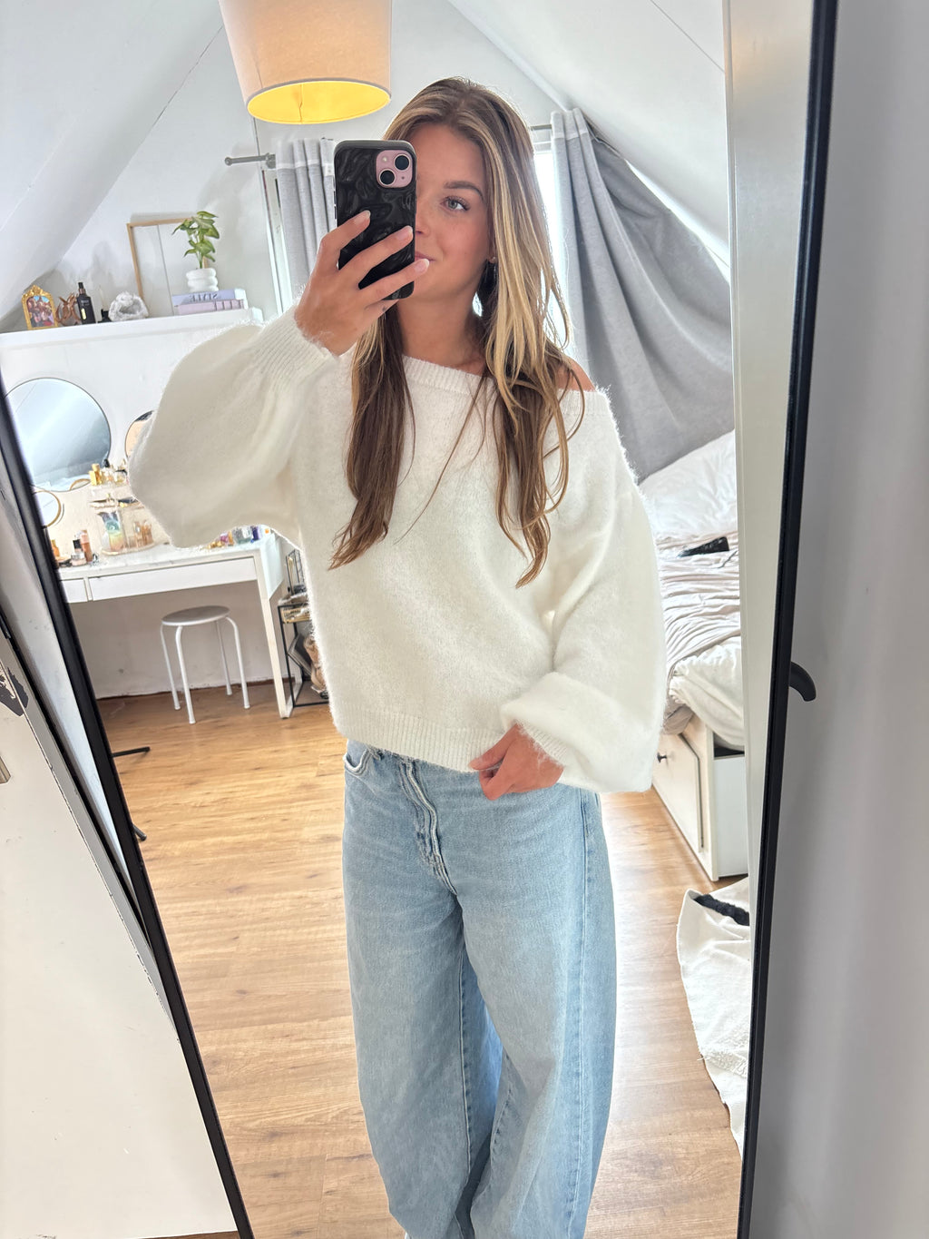 Witte off-shoulder damestrui van ByLies met zachte gebreide stof en wijde mouwen, elegante knit top en feminine fashion, weißer Damenpullover en schulterfreie Strickmode.
