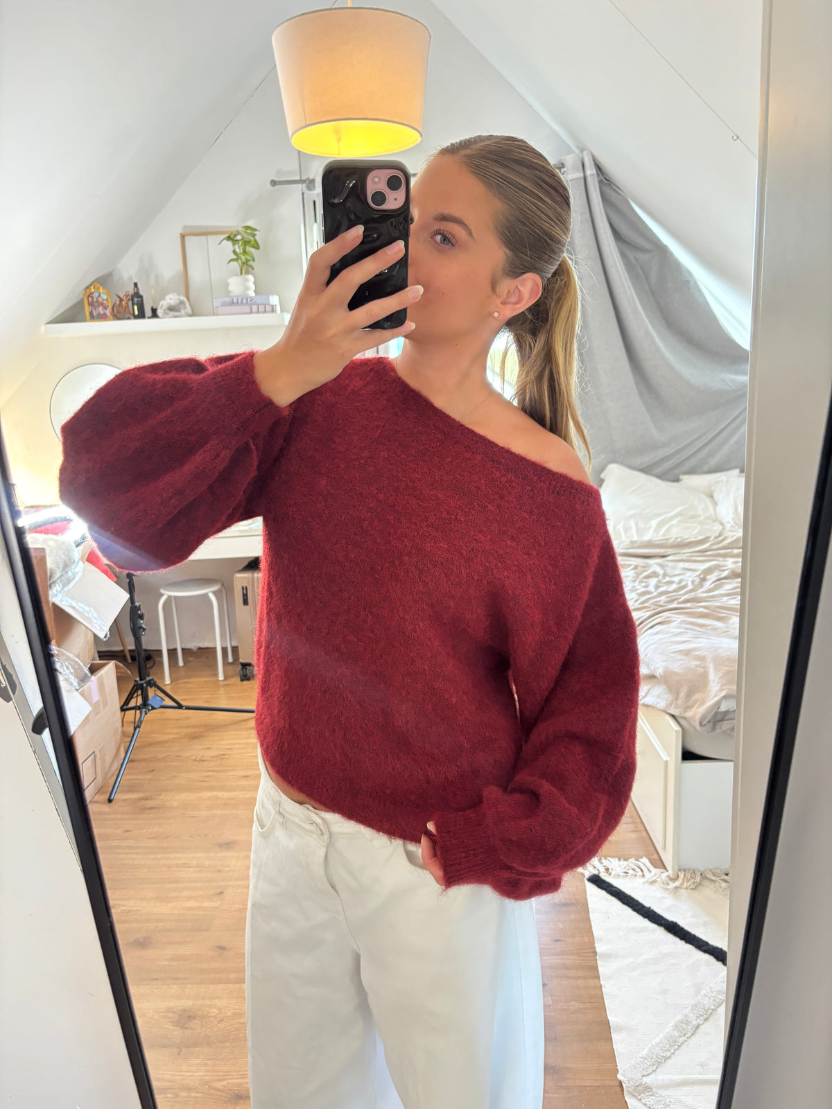 Bordeauxrode off-shoulder gebreide damestrui van ByLies met wijde mouwen, zachte knitwear en cozy style, elegante Damenmode en Strickpullover.

