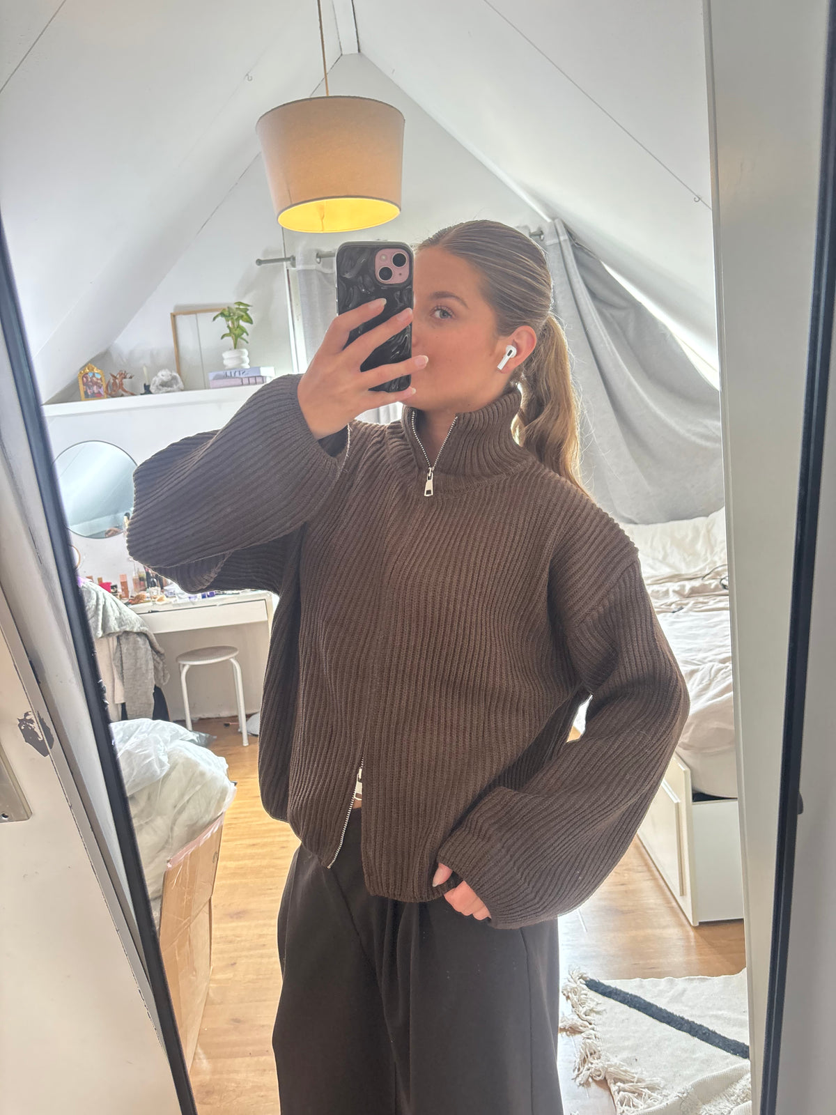 Chocoladebruine ribgebreide damestrui met halfzip en opstaande kraag, comfortabele chunky knit en casual style, brauner Damenpullover en Strickmode van ByLies.