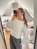 Lichtgrijze gebreide off-shoulder damestrui van ByLies met zachte structuur en lange mouwen, trendy knitwear en cozy style, grauer Strickpullover en Damenmode.