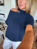 Elara blauw – stijlvolle blauwe gebreide damestop van By Lies.
Blauwe off-shoulder damestrui met hoge halsband en losse mouwen, trendy sweater en casual fashion, blauer Damenpullover en Strickmode van ByLies.