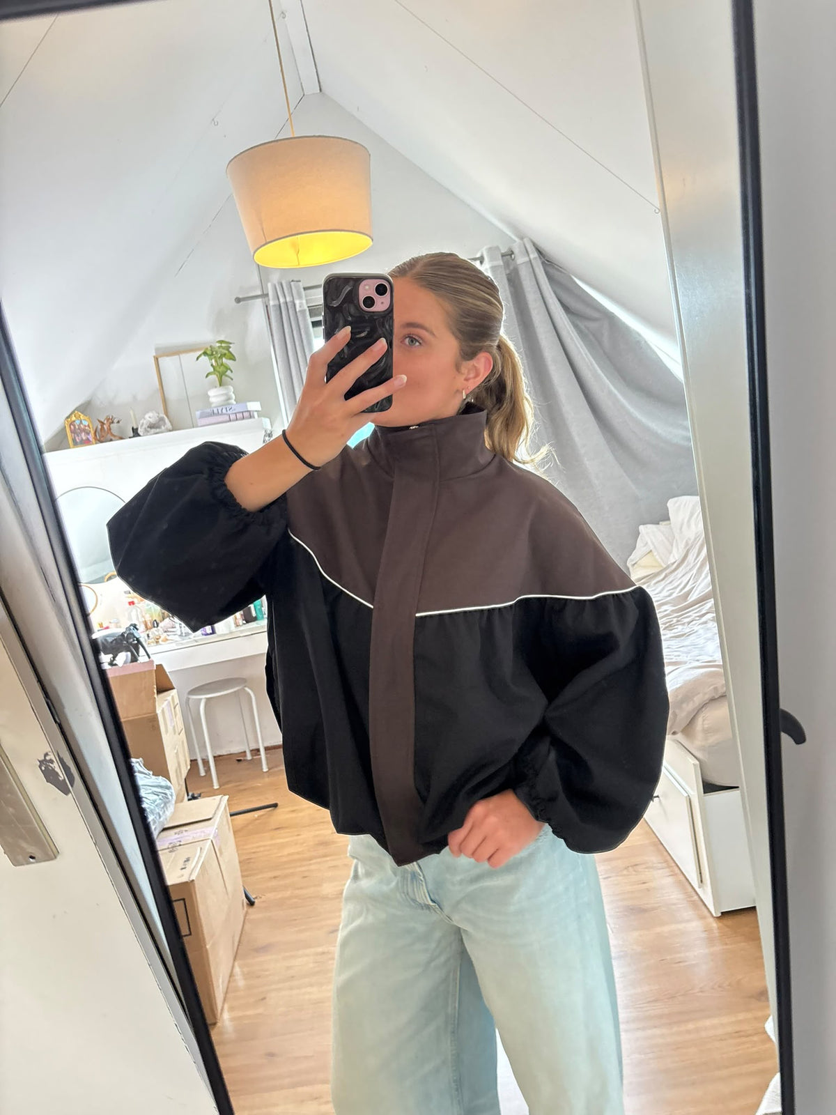Bruin-zwarte damesjas met hoge opstaande kraag, contrasterende vlakken en wijde mouwen, trendy colorblock jacket en streetwear, stijlvolle Damenjacke en Stehkragenjacke van ByLies.