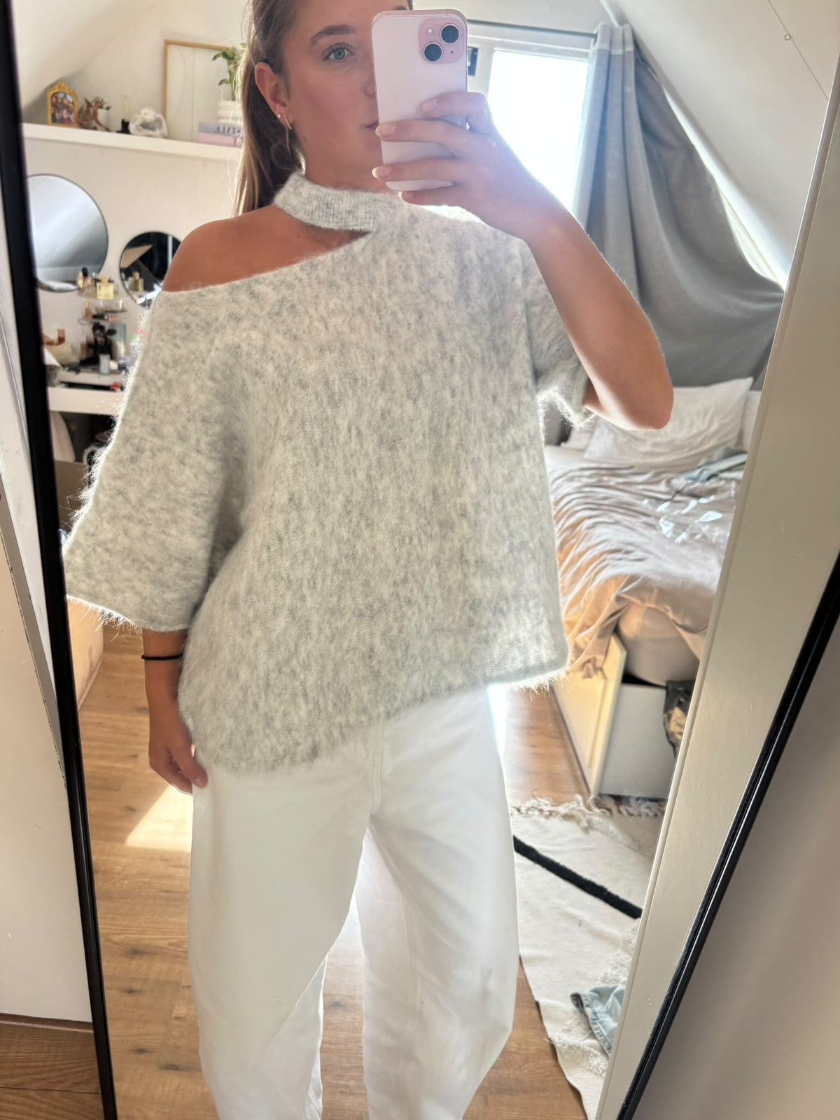 Elara grijs gemêleerd – zachte fluffy gebreide damestrui met asymmetrische one-shoulder hals en oversized pasvorm van By Lies.