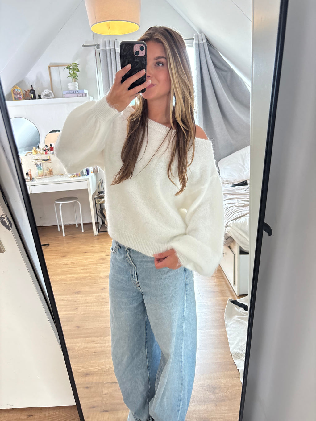 Crèmewitte damestrui met asymmetrische halslijn en blote schouder, stijlvolle soft knit en casual elegance, heller Strickpullover en elegante Damenmode uit de ByLies collectie.