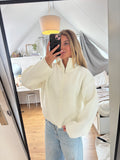 Witte ribgebreide damestrui van ByLies met hoge kraag, halve ritssluiting en wijde mouwen, stijlvolle half-zip sweater en chunky knit, weißer Strickpullover en Damenmode.
