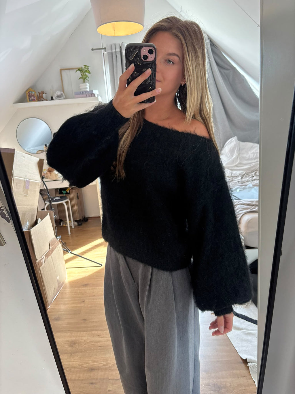 Moderne off-shoulder damestrui voor een vrouwelijke en trendy outfit. zwarte trui. herfst. zacht