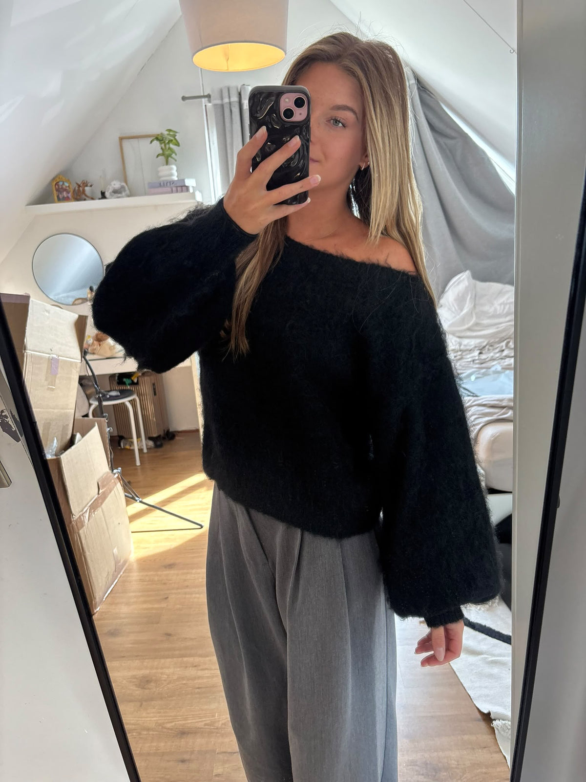 Moderne off-shoulder damestrui voor een vrouwelijke en trendy outfit. zwarte trui. herfst. zacht