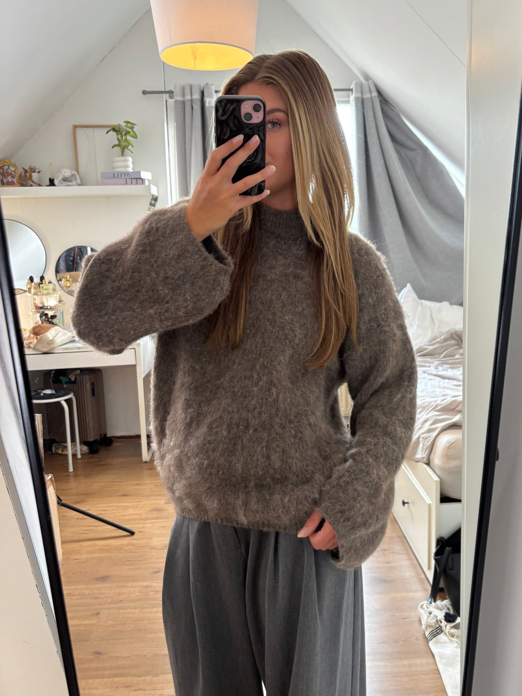 Grijsbruine damestrui met hoge hals en pluizige gebreide afwerking, comfortabele fluffy knit en casual chic, weicher Damenpullover en braune Strickmode van ByLies.