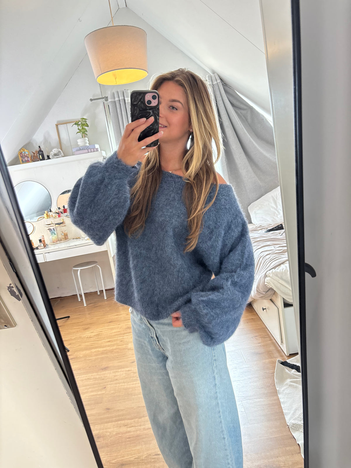 Lichtblauwe off-shoulder damestrui van ByLies met zachte gebreide structuur en lange wijde mouwen, trendy knitwear en cozy style, hellblauer Strickpullover en Damenmode.