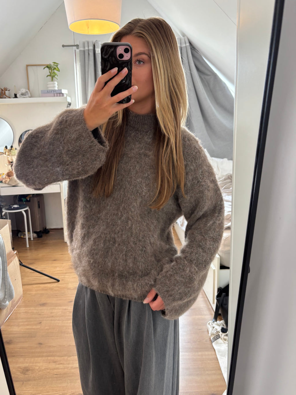 Taupekleurige gebreide damestrui van ByLies met opstaande hals, lange mouwen en zachte structuur, stijlvolle knitwear en cozy sweater, taupefarbener Strickpullover en Damenmode.