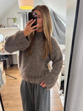 Taupekleurige gebreide damestrui van ByLies met opstaande hals, lange mouwen en zachte structuur, stijlvolle knitwear en cozy sweater, taupefarbener Strickpullover en Damenmode.