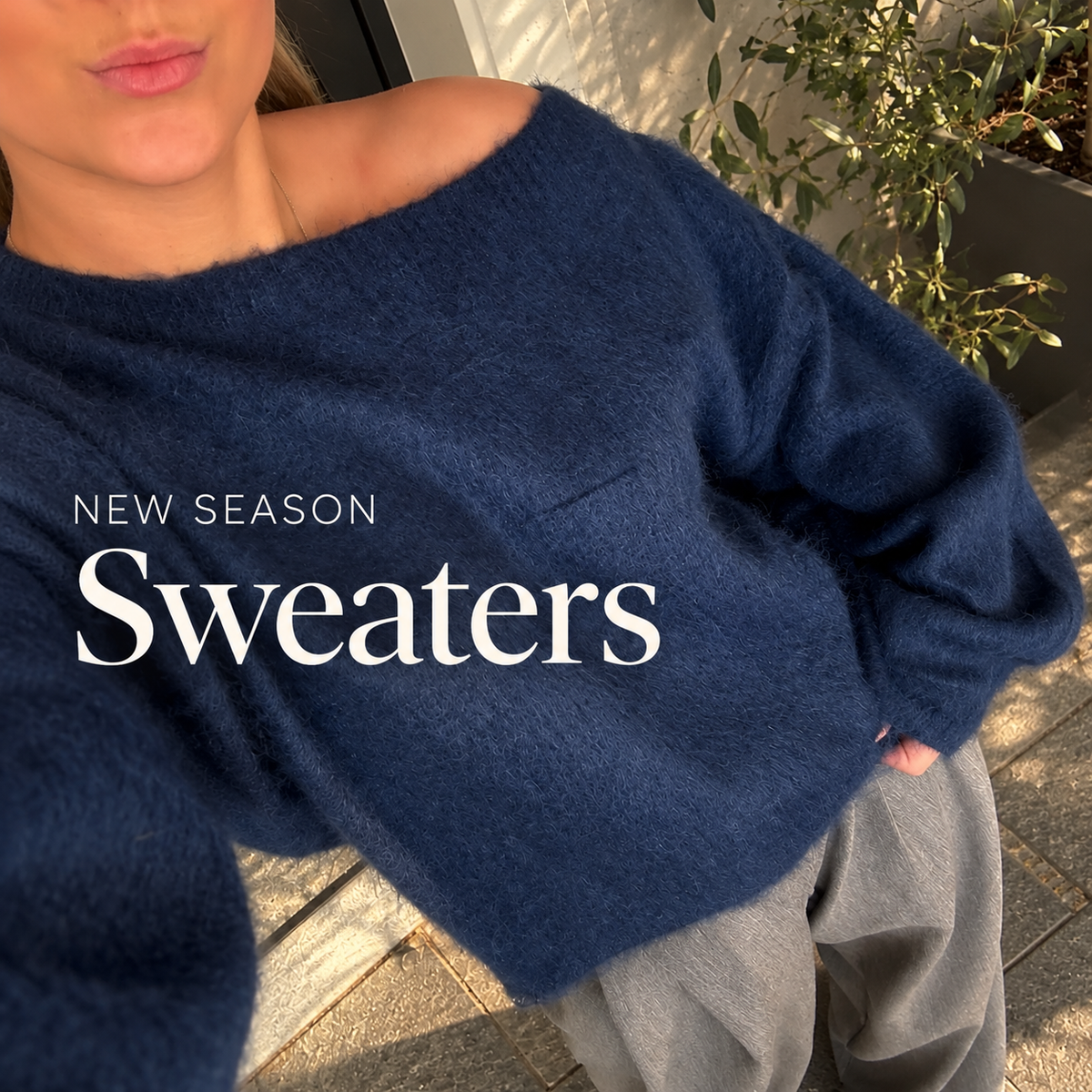 Warme donkerblauwe oversized wintertrui voor dames met zachte, fluffy uitstraling uit de nieuwe collectie van By Lies.